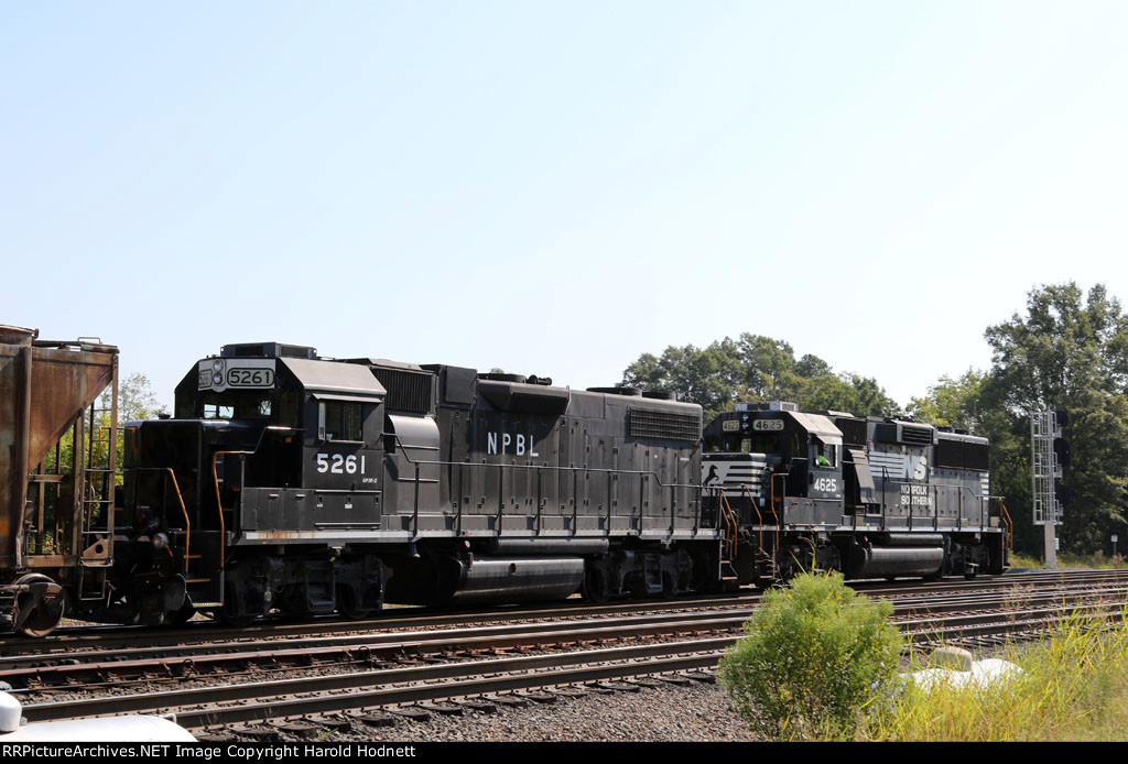 NS 4625 & NPBL 5261 head for the "D" line